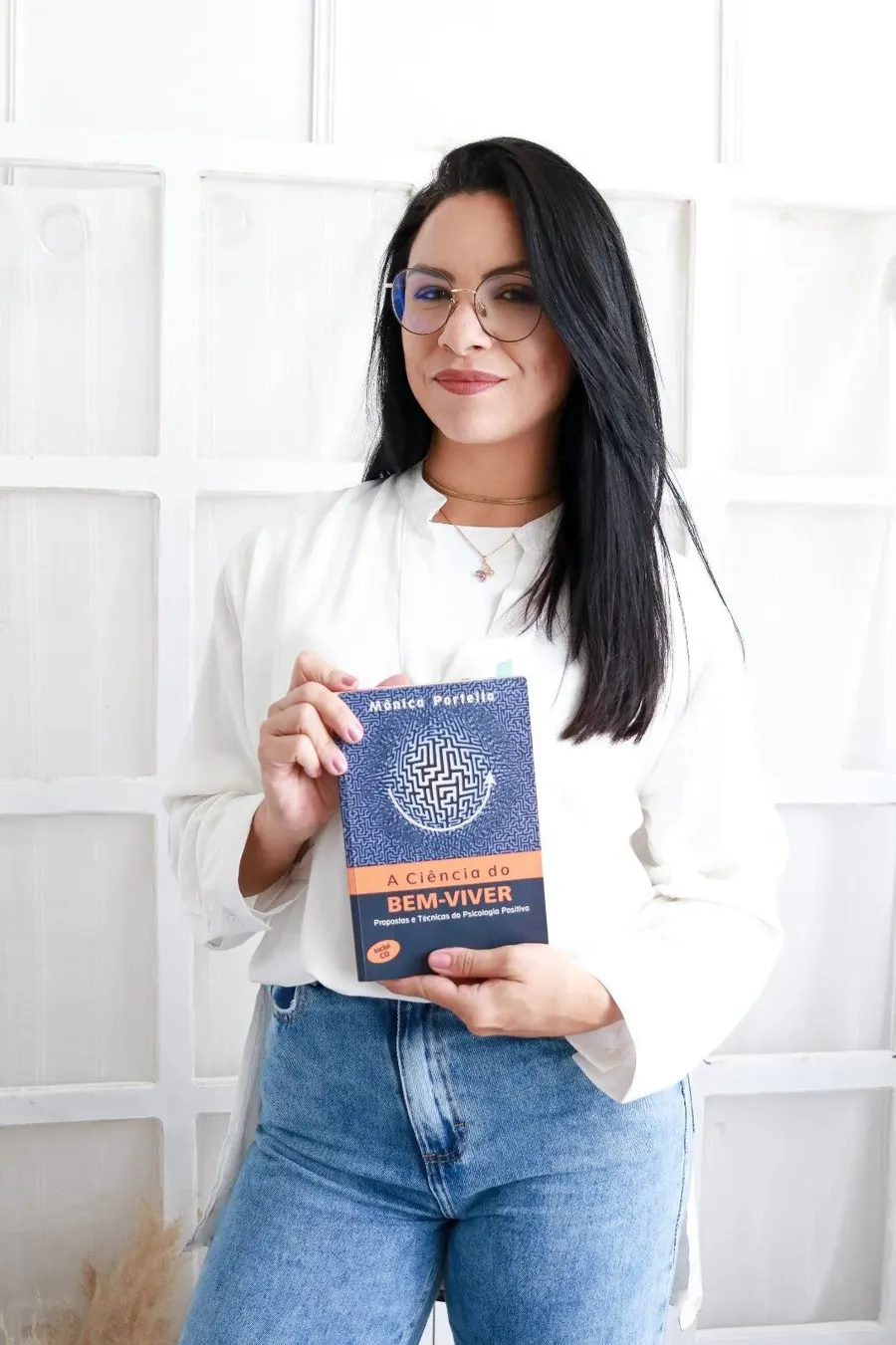 Aline Silva segurando o livro A Ciência do Bem-Viver, sobre Psicologia Positiva